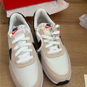 Nike Low-Top Sneakers in White, Beige & Black